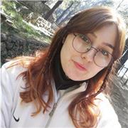 Estudiante universitaria ofrece repaso de idiomas para niños de primaria y secundaria